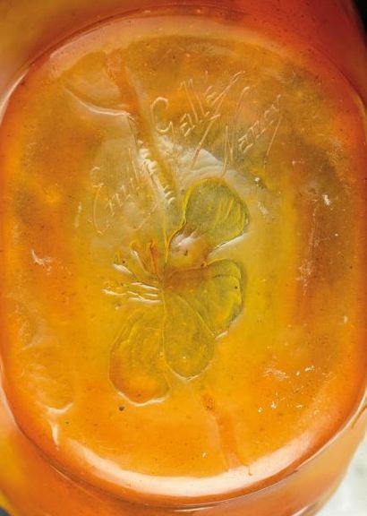Émile GALLÉ (1846-1904) Rare porte-pinceaux en verre doublé à décor dégagé à l'acide...