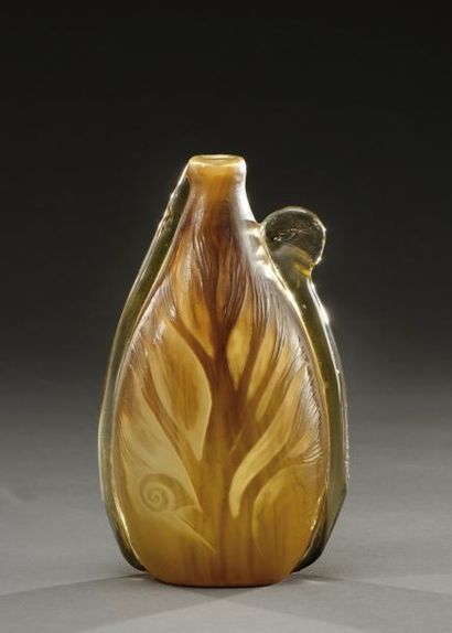 Émile GALLÉ (1846-1904) Rare vase à corps ovoïde et col resserré en verre doublé...