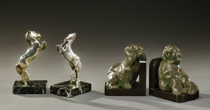 ALEXANDRE KELETY (1874-1940) Paire de serre-livres en bronze à patine verte nuancée...