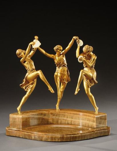 Pierre LE FAGUAYS (1892-1962) Sculpture formant vide-poches en bronze à patine dorée...