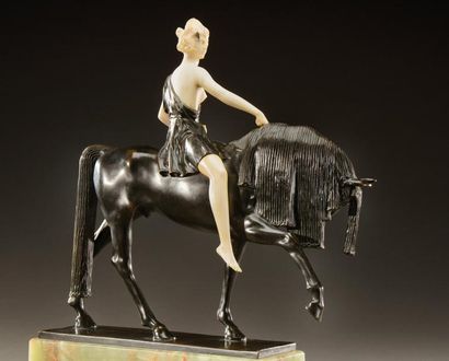 BRUNO ZACH (1891-1935) Rare et importante sculpture chryséléphantine en bronze à...