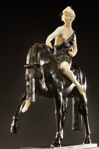 BRUNO ZACH (1891-1935) Rare et importante sculpture chryséléphantine en bronze à...