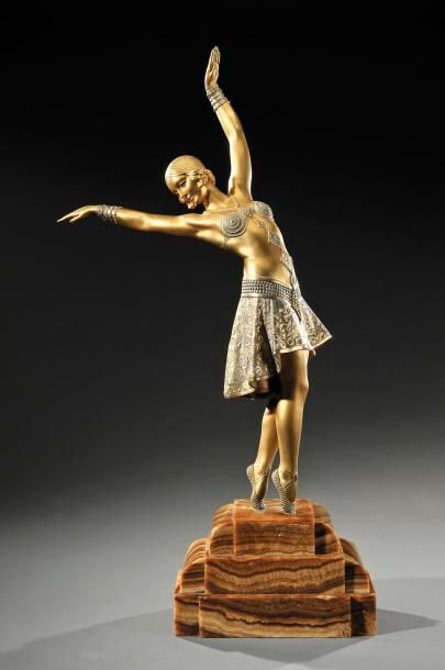 Demeter CHIPARUS (1886 - 1947) «Vedette» Epreuve en bronze à patine dorée. Elle repose...