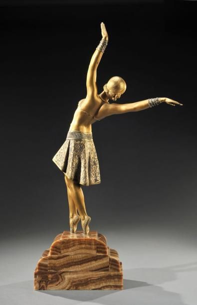 Demeter CHIPARUS (1886 - 1947) «Vedette» Epreuve en bronze à patine dorée. Elle repose...