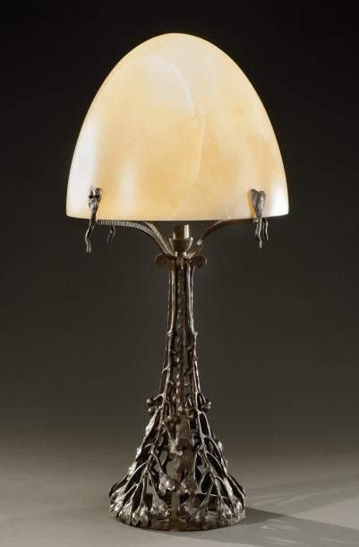 TRAVAIL FRANÇAIS 1920 Lampe en fer forgé martelé présentant un fût ajouré à motif...