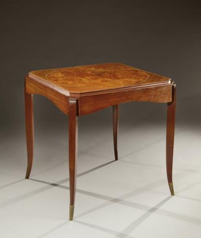 Christian KRASS (1868-1957) Table à jeux en acajou et bois exotique à plateau carré...