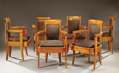 EMILE BERNAUX, attribué à Suite de six fauteuils en acajou et loupe d'amboine présentant...