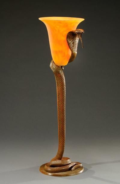 Edgar BRANDT (1880-1960) et DAUM NANCY Rare lampe «cobra» en bronze doré patiné figurant...