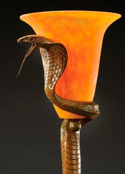 Edgar BRANDT (1880-1960) et DAUM NANCY Rare lampe «cobra» en bronze doré patiné figurant...