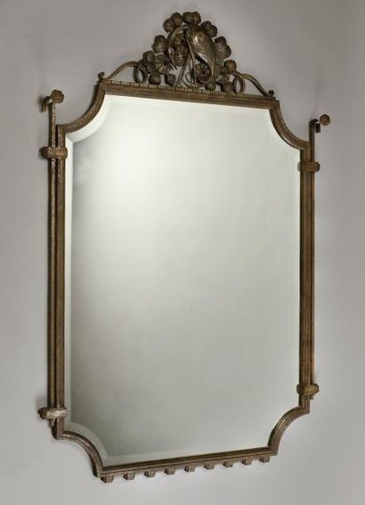 Raymond SUBES (1893-1970) Important miroir en fer forgé martelé à encadrement rectangulaire...