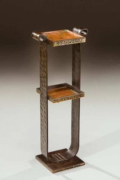 Michel ZADOUNAÏSKY (1903-1983) Table de fumeur en fer forgé martelé à patine noire...