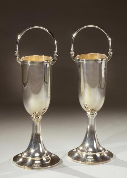 TRAVAIL 1930 Importante paire de seaux à champagne en métal argenté à corps évasé...