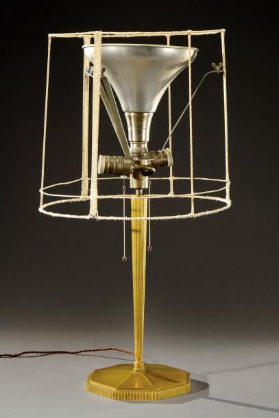 JACqUes-éMIle rUhlMAnn (1879-1933) Important pied de lampe en bronze doré à fût conique...