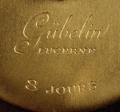 MAISON GUBELIN Pendule Huit jours en marbre noir, métal doré, bois teinté et néphrite....