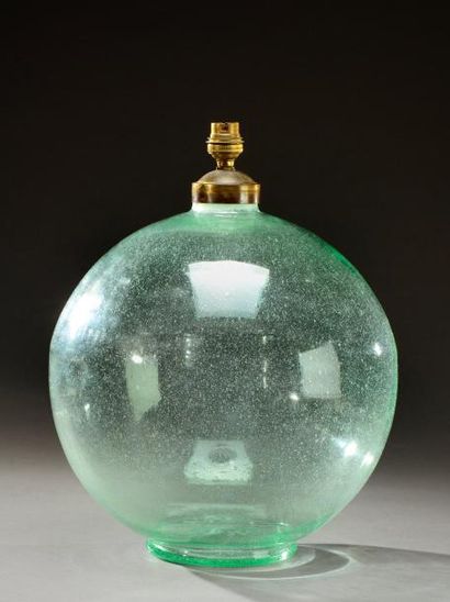 ANDRÉ GROULT (1884-1967) Lampe boule en verre translucide bullé à attache en laiton...