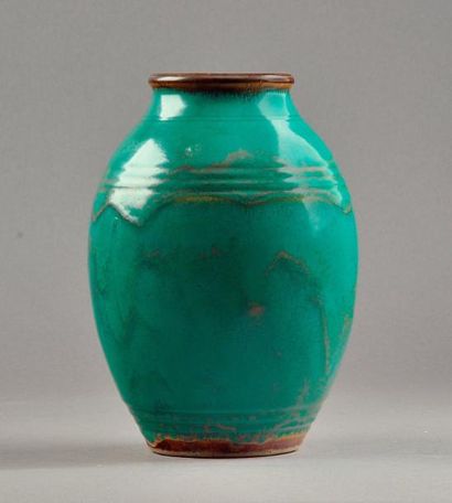 ÉMILE DECOEUR (1876-1953) Vase ovoïde en grès, sur talon, de couleur verte nuancée...