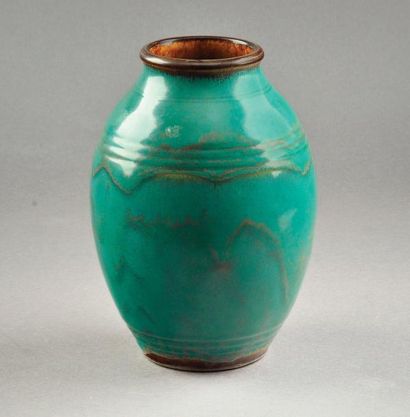 ÉMILE DECOEUR (1876-1953) Vase ovoïde en grès, sur talon, de couleur verte nuancée...