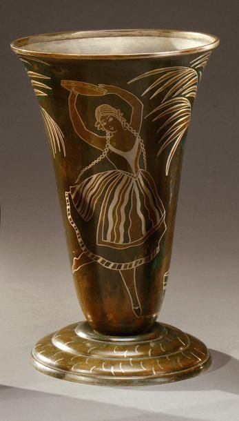 Paul Louis MERGIER (1891-1986) Vase cornet à large col évasé en dinanderie martelée...