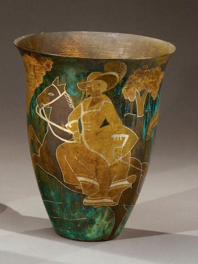 Paul Louis MERGIER (1891-1986) Vase de forme ovoïde à large col évasé en dinanderie...