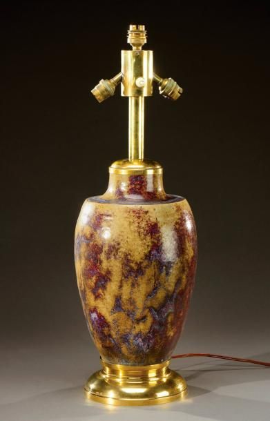 ÉMILE DECOEUR (1876-1953) Importante lampe à monture en laiton doré enserrant un...