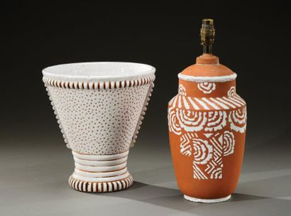 PRIMAVERA Suite de deux vases formant lampe en céramique émaillée blanche craquelée...