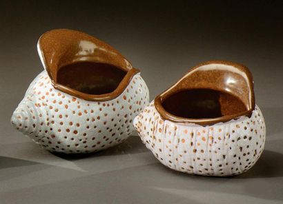 PRIMAVERA Rare paire de coupes ovales figurant des coquillages en céramique émaillée...