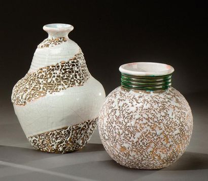 C.A.B (Céramique d'Art de Bordeaux) Suite de deux vases. Le premier, de forme balustre...