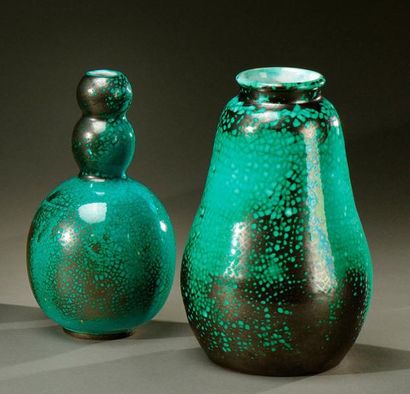 PRIMAVERA Suite de deux vases en céramique émaillée noire à couverte vert bronze...