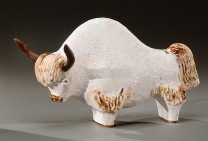 PRIMAVERA Rare sculpture zoomorphe figurant un bison en céramique émaillée blanche...