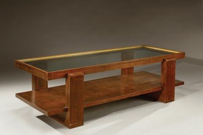 JACQUES ADNET (1901-1984) Table basse en placage de palissandre des Indes présentant...