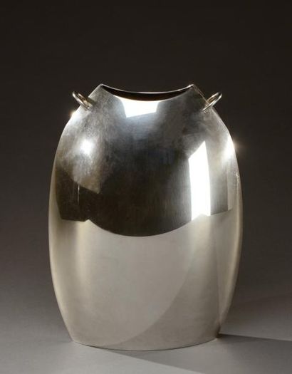 Lino SABATTINI (né en 1925) Vase modèle "Paestum" à corps bombé cintré et anses latérales...