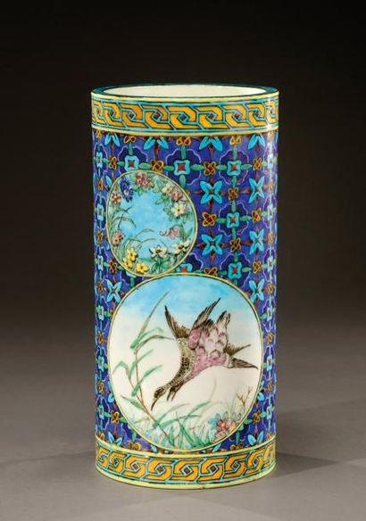 Théodore DECK (1823-1891) Vase rouleau en céramique émaillée polychrome à décor dans...