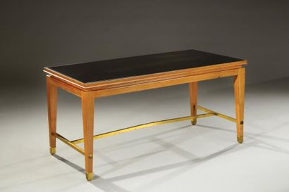 JACQUES ADNET, (1900-1984) Table basse en acajou présentant un plateau rectangulaire...