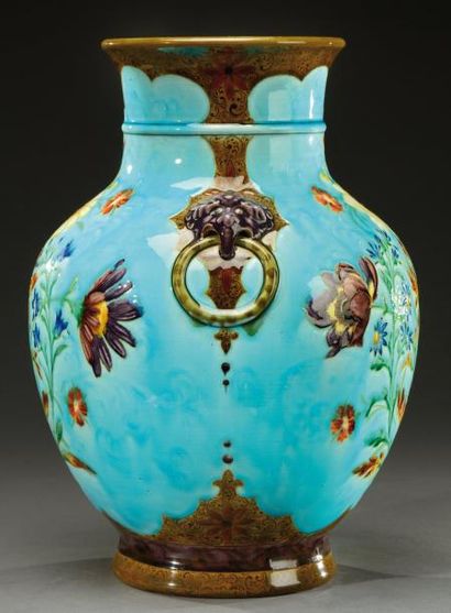 Théodore DECK (1823-1891) Vase de forme balustre en céramique émaillée à décor polychrome...