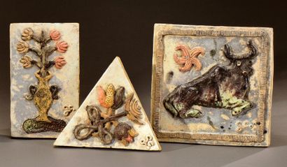 GUIDETTE CARBONELL (1910- 2008) Suite de trois carreaux en céramique émaillée polychrome...