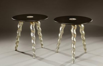 PHILIPPE STARCK (né en 1949) Paire de bouts de tables à plateaux circulaires en granit...