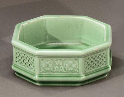 Théodore DECK (1823-1891) Coupe de forme octogonale en céramique émaillée verte céladon...
