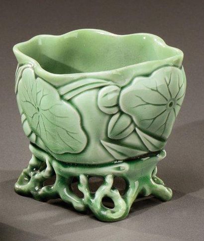 Théodore DECK (1823-1891) Petit vase de forme libre à col polylobé et reposant sur...
