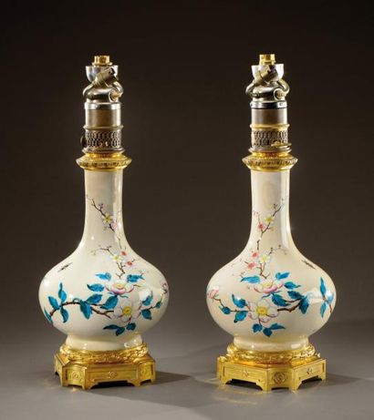 Théodore DECK (1823-1891) Paire de lampes à corps pansu et long col droit en céramique...