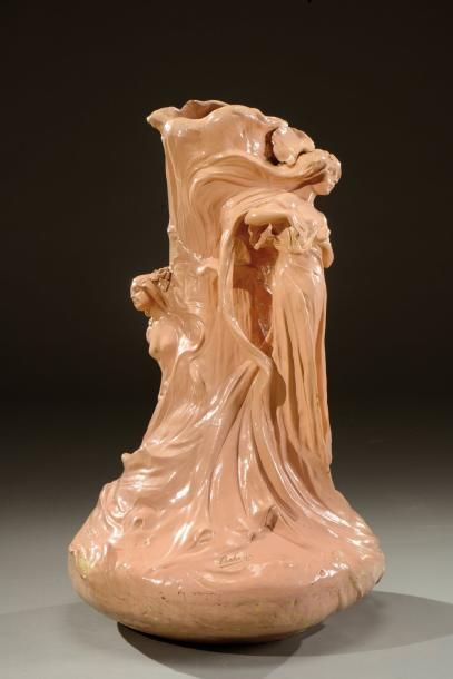 Friedrich GOLDSCHEIDER (1845-1897) Important vase en céramique émaillée rose à panse...