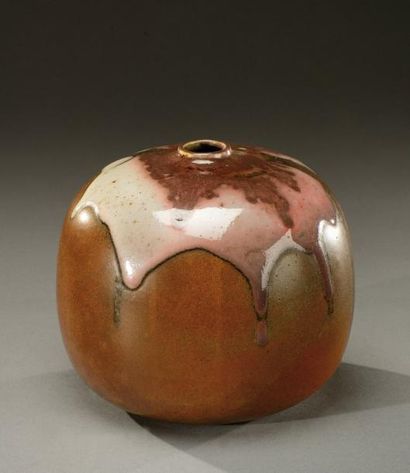 AUGUSTE DELAHERCHE (1857-1940) Vase boule à col resserré en céramique émaillée marron...