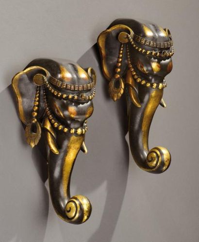 EDOUARD LIEVRE (1810-1892) Paire d'éléments décoratifs en bronze à patine dorée et...