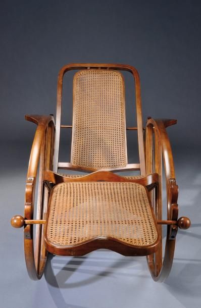 ANTONIO VOLPE (XIX-XXème) Rare fauteuil rocking «egg» chair modèle N° 267 en hêtre...