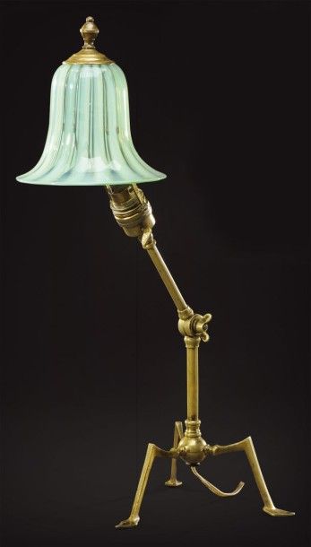 William Arthur Smith BENSON (1854-1924) Lampe de table à piétement tripode articulé...