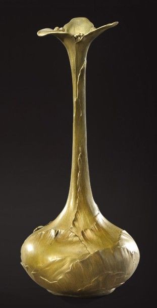 HIPPOLYTE GAUTRUCHE (XIX-XXème) Vase soliflore en bronze doré à décor en léger relief...