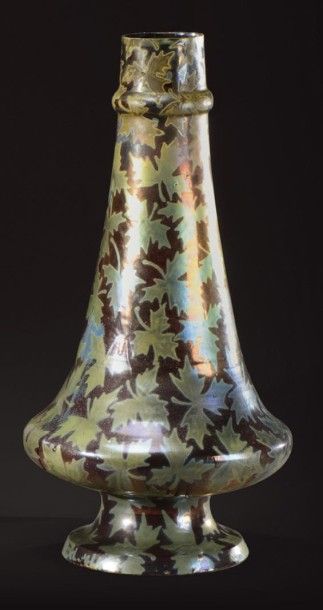 CHARLES DELANGLADE (1870-1952) Important vase à corps pansu sur piédouche et long...