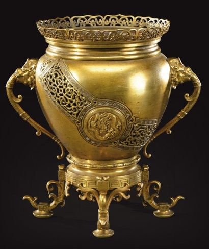 TRAVAIL BELGE 1880-1890 Cache-pot circulaire en bronze doré à corps pansu et large...