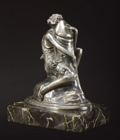 BRUNO ZACH (1891-1935) «Câlin coquin» Epreuve en métal argenté et reposant sur une...