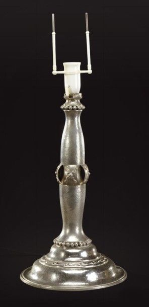 GEORG JENSEN (1866-1935) Important pied de lampe en étain martelé présentant un fût...