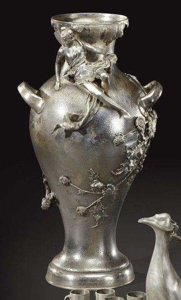 TRAVAIL 1900 Important vase de forme balustre à deux anses en étain martelé à décor...